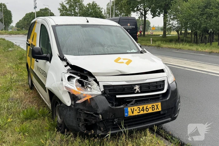 Ongeval tussen bestelbus en auto op N272