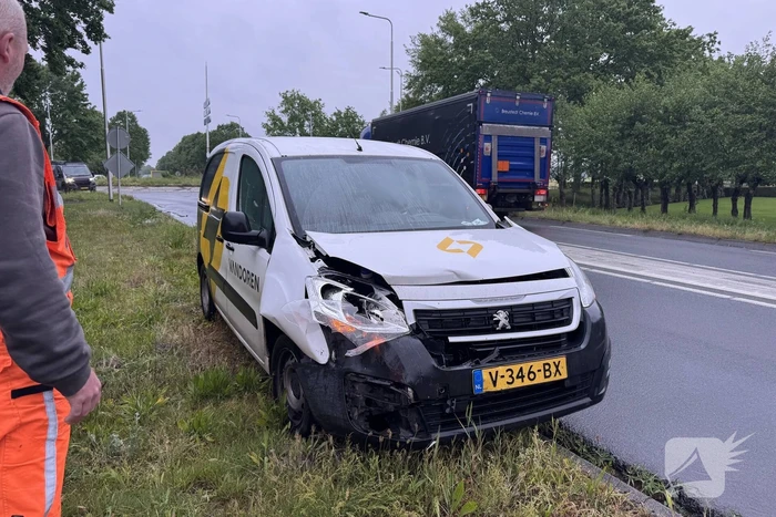 Ongeval tussen bestelbus en auto op N272