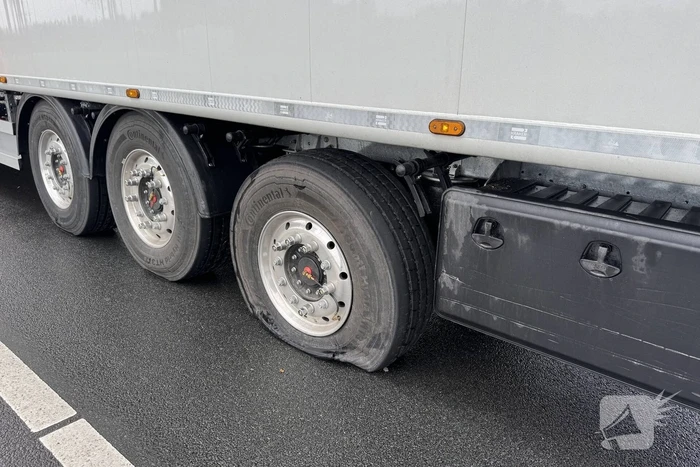 Ongeval tussen vrachtwagen en auto veroorzaakt verkeershinder