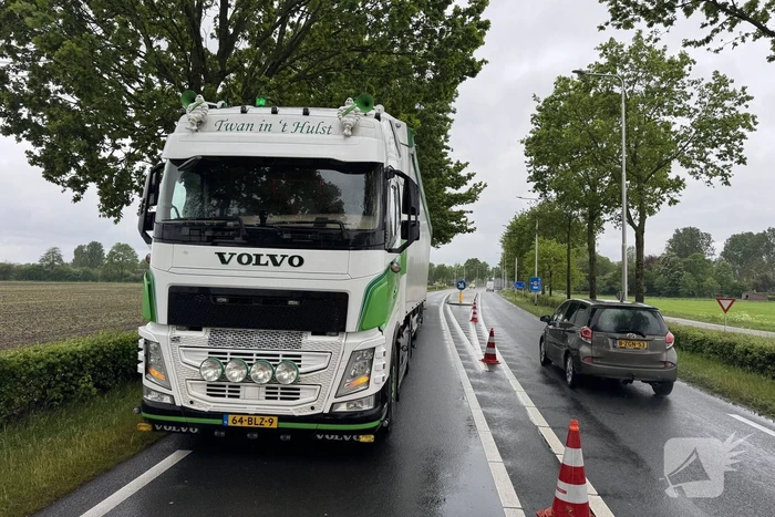 Ongeval tussen vrachtwagen en auto veroorzaakt verkeershinder