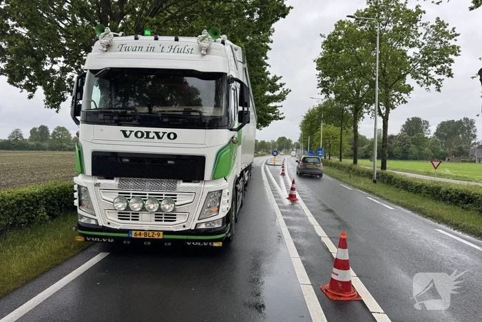 Ongeval tussen vrachtwagen en auto veroorzaakt verkeershinder