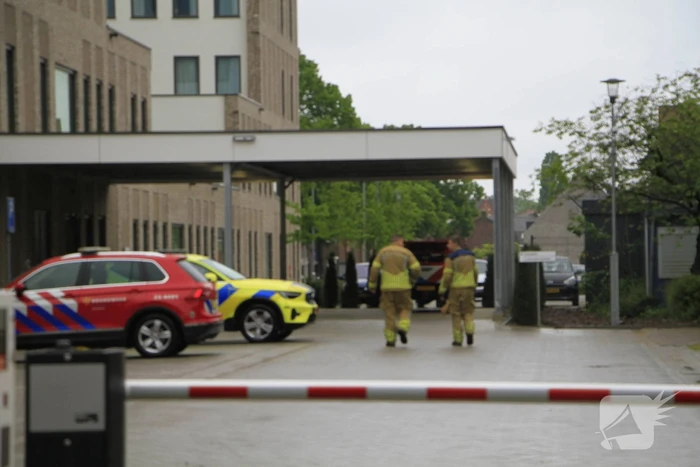 Brandweer met spoed naar ziekenhuis voor incident