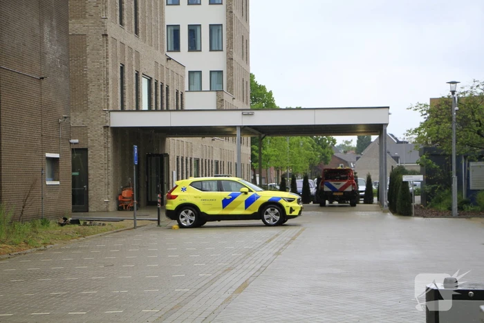 Brandweer met spoed naar ziekenhuis voor incident