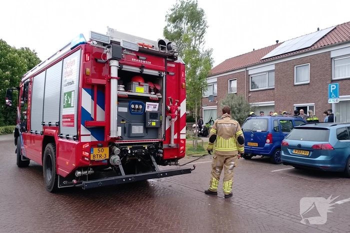 Brandweer blust woningbrand
