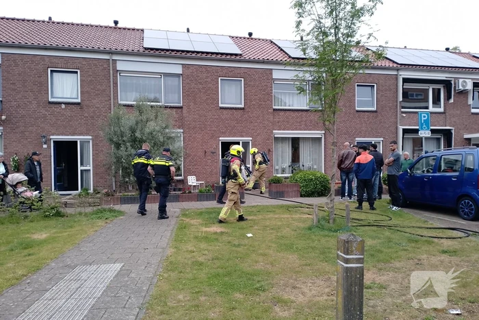Brandweer blust woningbrand