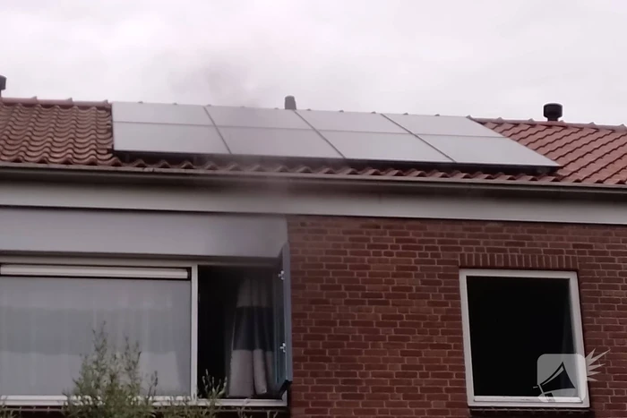 Brandweer blust woningbrand