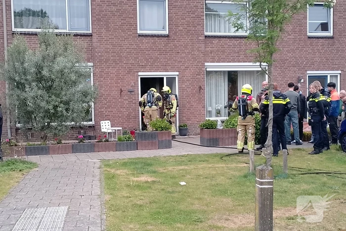 Brandweer blust woningbrand