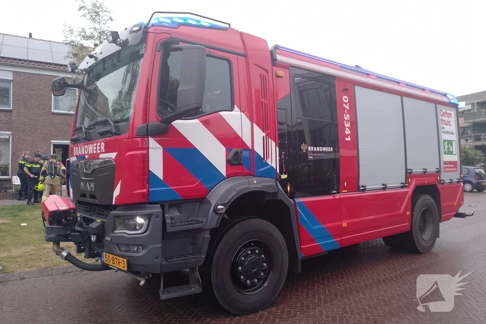 Brandweer blust woningbrand