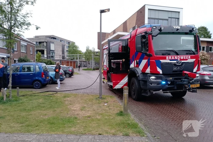 Brandweer blust woningbrand