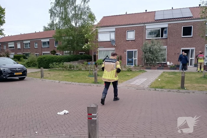 Brandweer blust woningbrand
