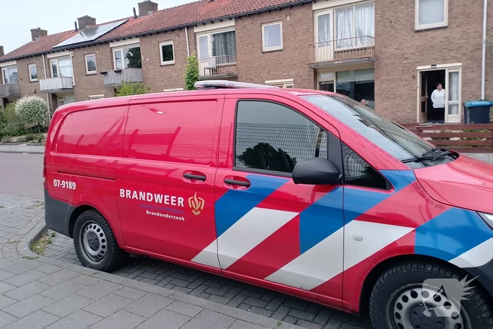 Brandweer blust woningbrand