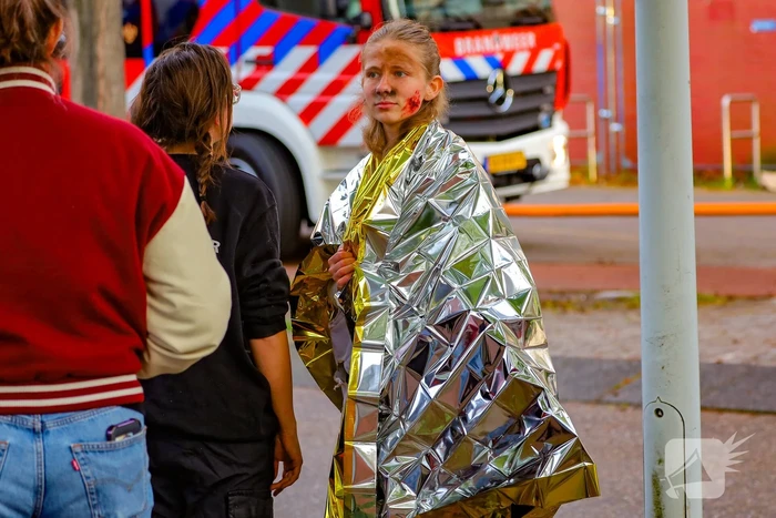 Oefening brandweer in leegstaand gebouw trekt veel bekijks