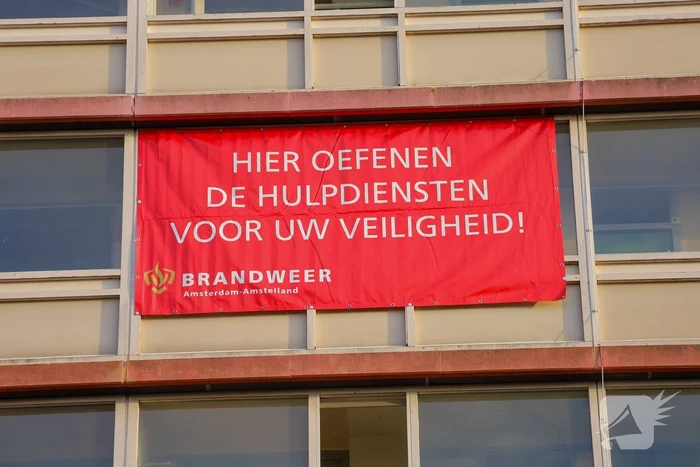 Oefening brandweer in leegstaand gebouw trekt veel bekijks