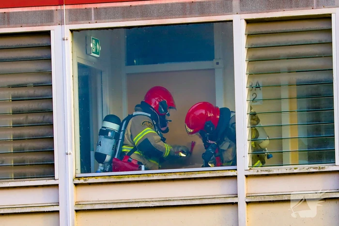 Oefening brandweer in leegstaand gebouw trekt veel bekijks