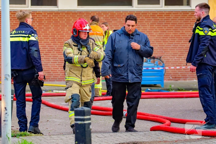 Oefening brandweer in leegstaand gebouw trekt veel bekijks