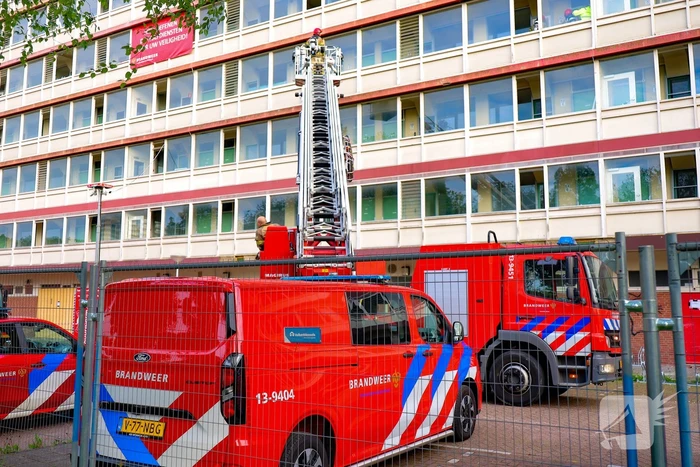 Oefening brandweer in leegstaand gebouw trekt veel bekijks