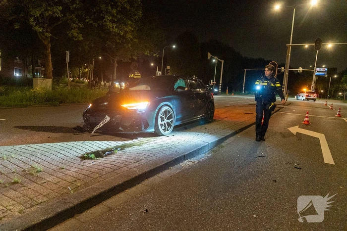 Auto schept een scooter