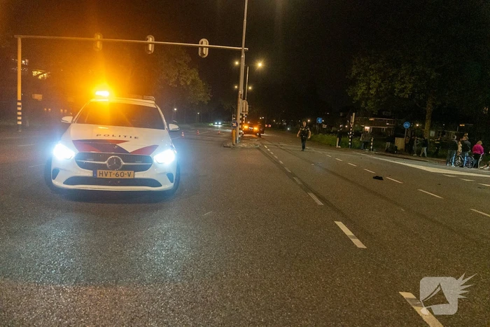 Auto schept een scooter