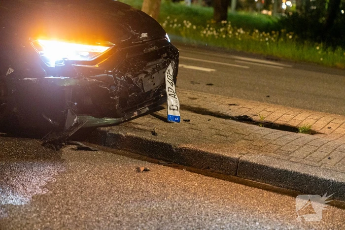 Auto schept een scooter