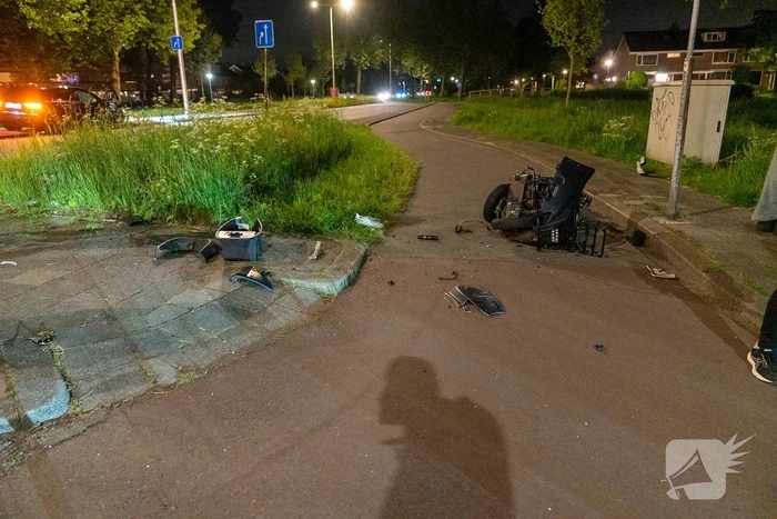 Auto schept een scooter