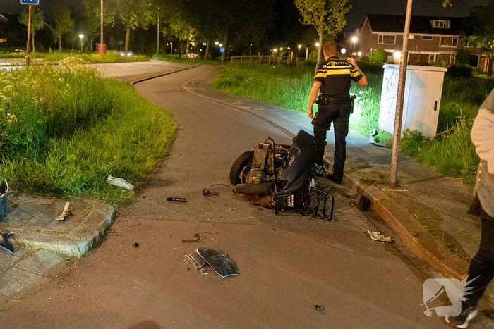 Auto schept een scooter