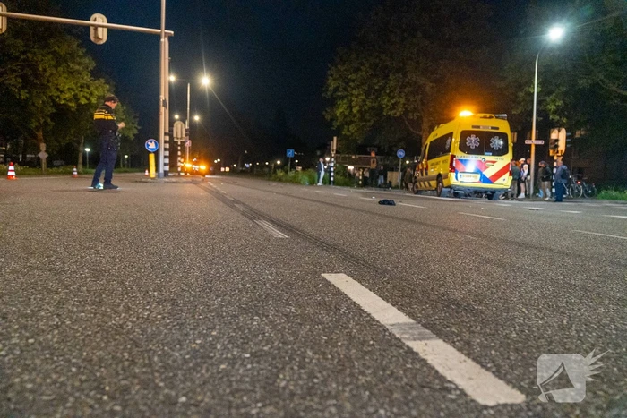 Auto schept een scooter