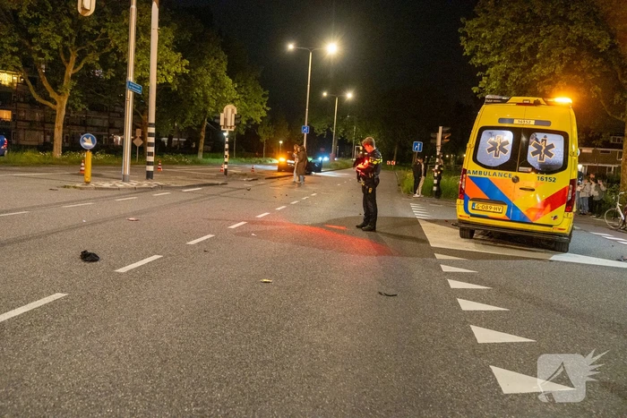 Auto schept een scooter