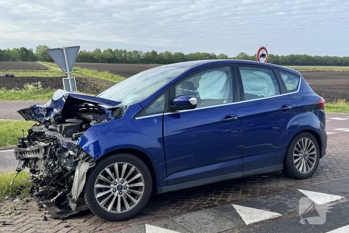 Forse aanrijding tussen auto en vrachtwagen