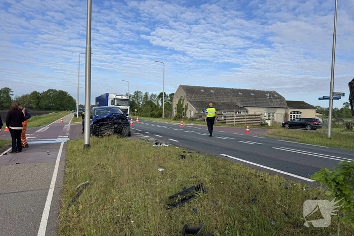 Forse aanrijding tussen auto en vrachtwagen