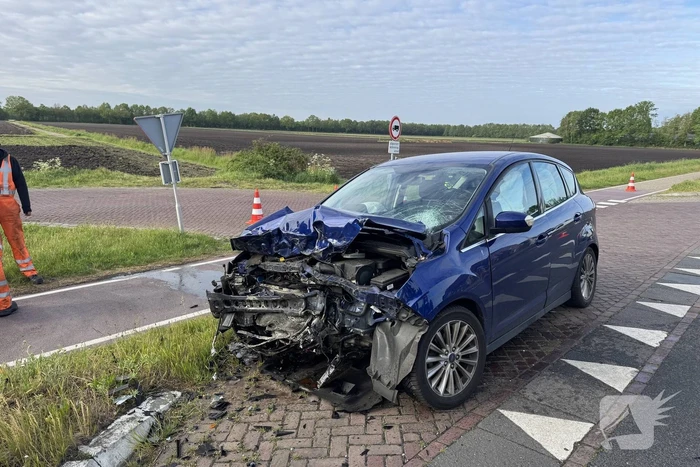 Forse aanrijding tussen auto en vrachtwagen