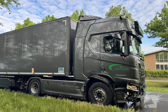 Forse aanrijding tussen auto en vrachtwagen