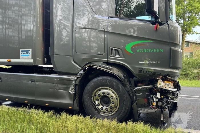 Forse aanrijding tussen auto en vrachtwagen