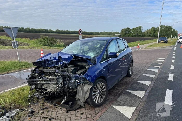 Forse aanrijding tussen auto en vrachtwagen