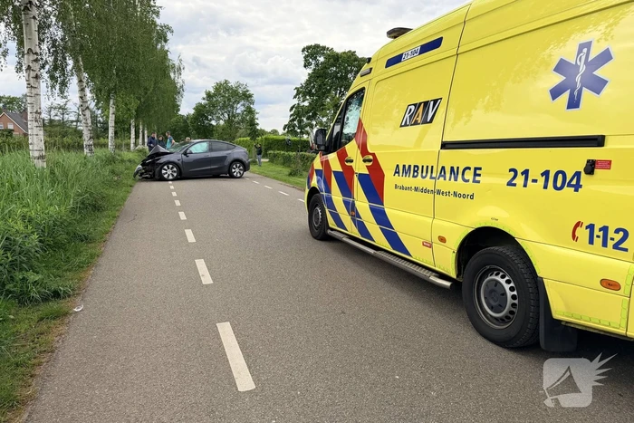 Tesla botst tegen boom met lichte verwondingen