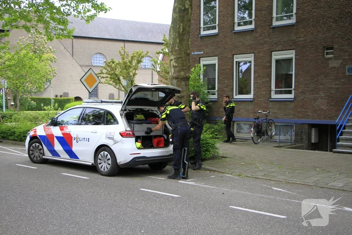 Politie valt woning binnen met stormram