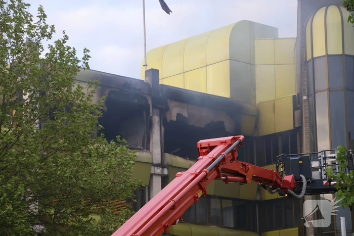 Blusrobot ingezet bij uitslaande brand in verlaten kantoorgebouw