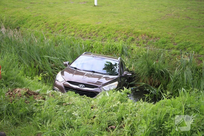 Auto belandt in sloot na keeractie