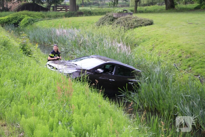 Auto belandt in sloot na keeractie