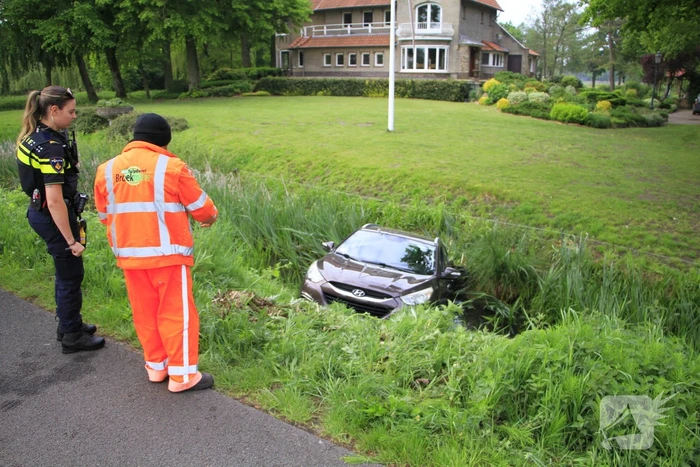 Auto belandt in sloot na keeractie