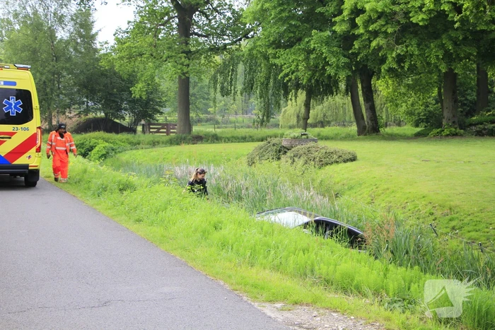 Auto belandt in sloot na keeractie