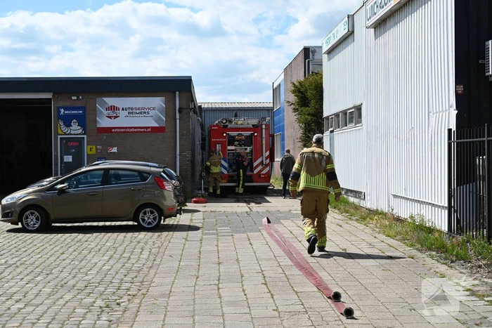 Brandweer bestrijdt brand in vorkheftruck met schuim