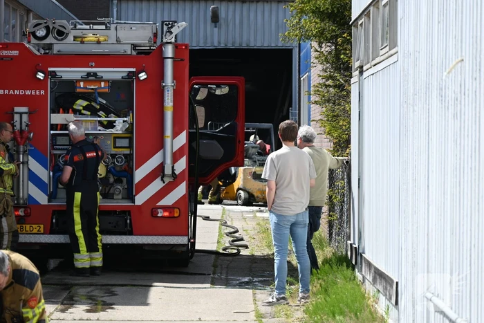 Brandweer bestrijdt brand in vorkheftruck met schuim
