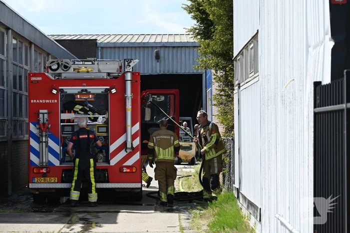 Brandweer bestrijdt brand in vorkheftruck met schuim