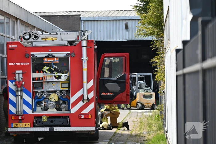 Brandweer bestrijdt brand in vorkheftruck met schuim