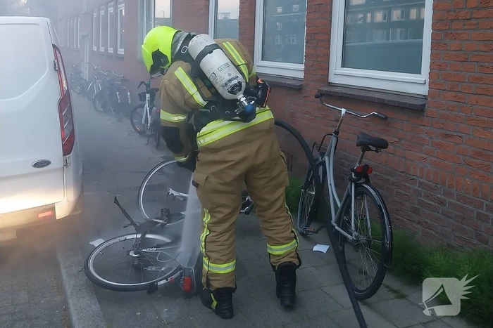 Fiets in brand tegen gevel van woning