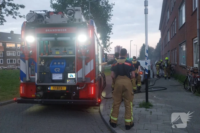 Fiets in brand tegen gevel van woning