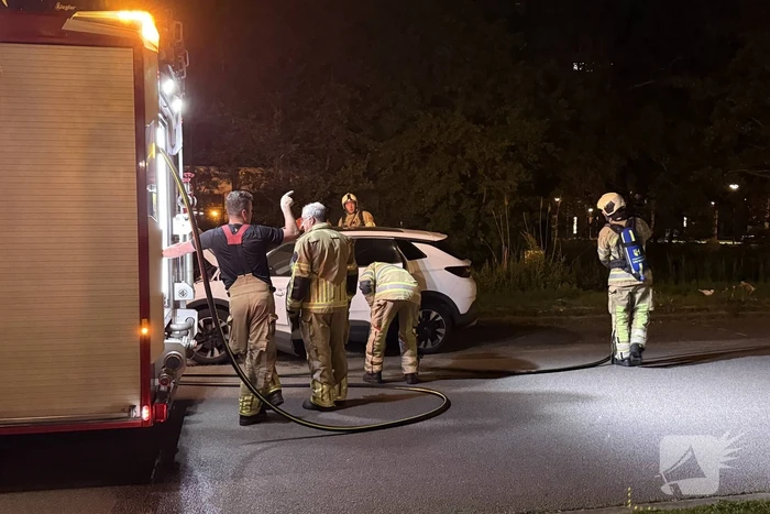 Brandweer blust voertuigbrand