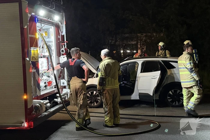 Brandweer blust voertuigbrand