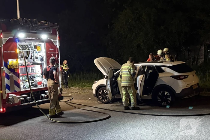 Brandweer blust voertuigbrand
