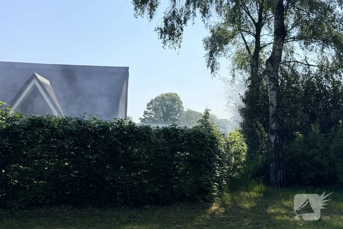 Buitenbrand in heg snel geblust